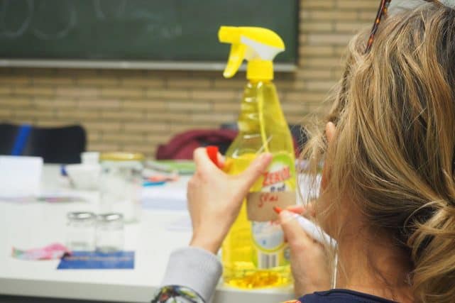 Gelbe Plastikflasche Plastikflasche in gelb